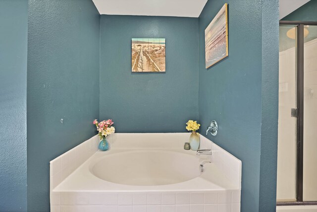 bathroom featuring tiled tub