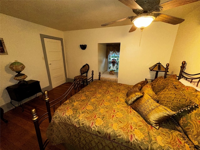 bedroom featuring ceiling fan