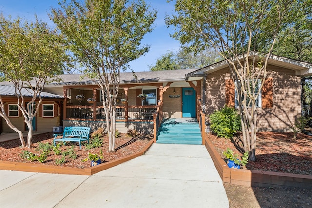 ranch-style home featuring covered porch