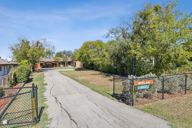 view of front of house featuring a front yard