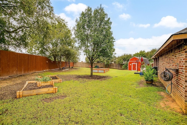 view of yard featuring a storage shed