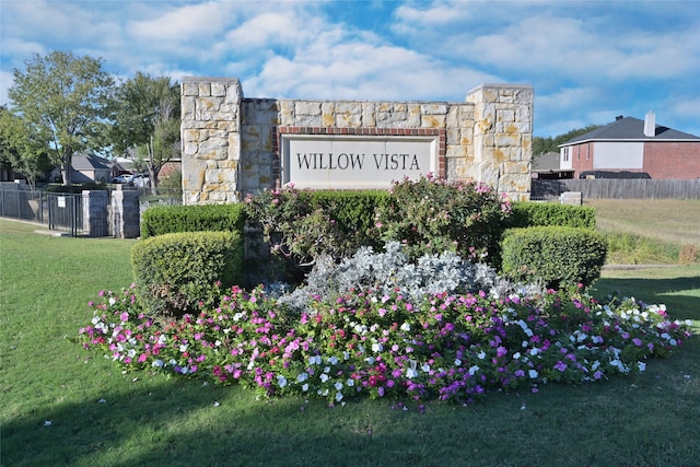 community sign featuring a yard