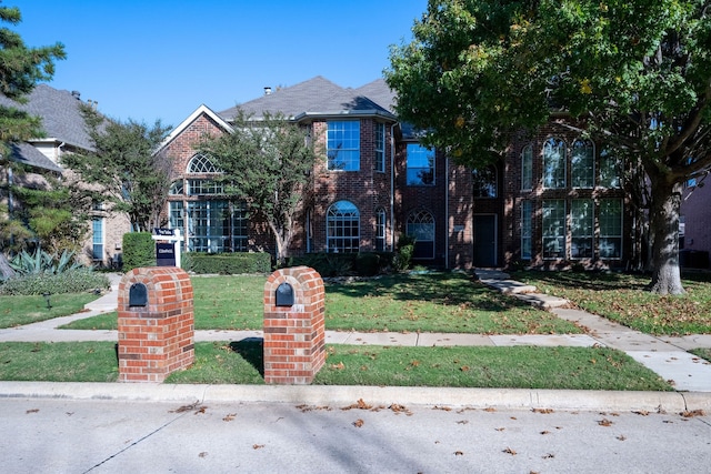 view of front of home featuring a front lawn