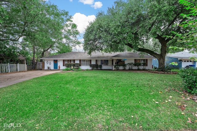 ranch-style home featuring a front lawn