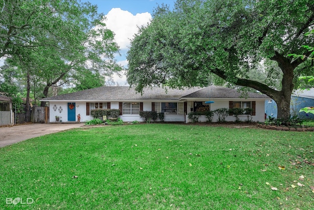 single story home with a front lawn