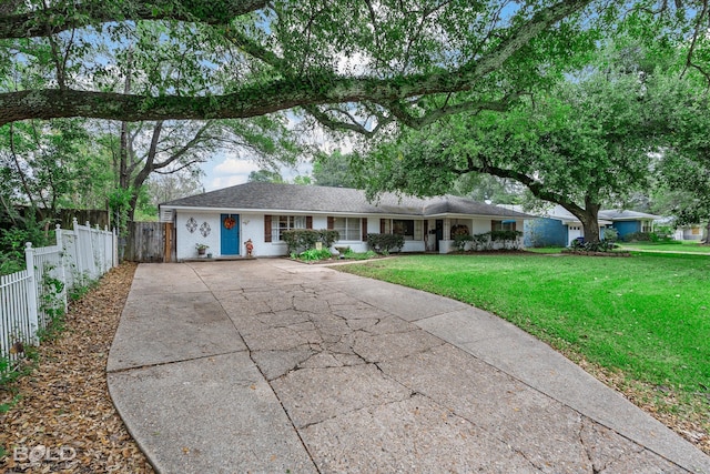 ranch-style house featuring a front lawn