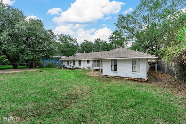 single story home featuring a front lawn