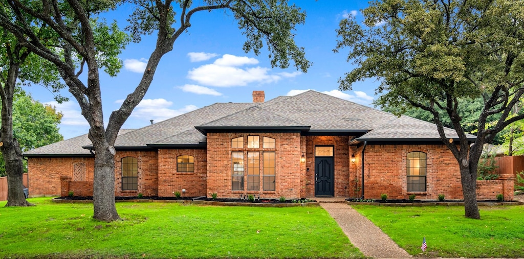 view of front of home featuring a front lawn