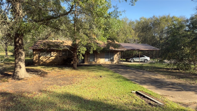 view of front of home featuring a front yard