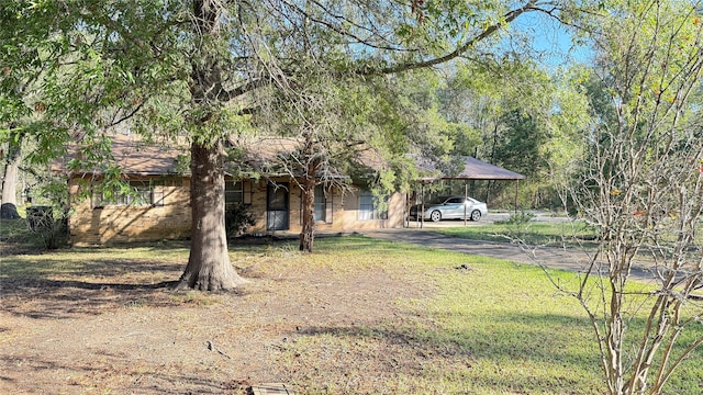 view of front facade featuring a front lawn