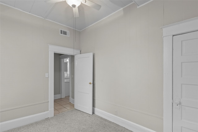 carpeted empty room featuring ceiling fan