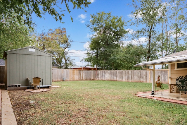 view of yard featuring a shed