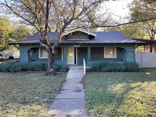 view of front of house featuring a front lawn