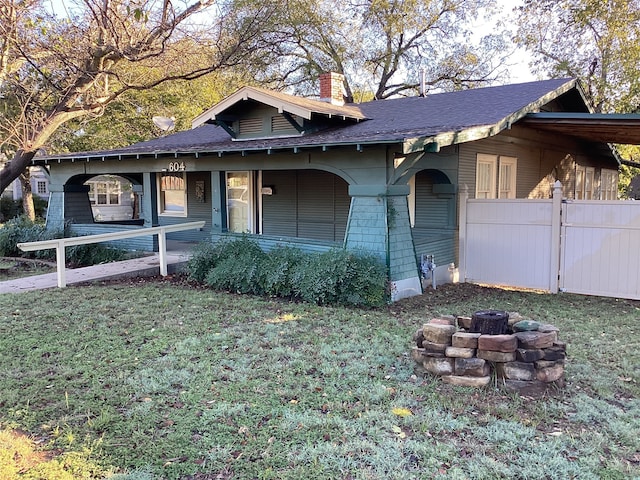 view of front facade with a front yard