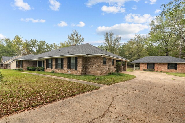 single story home with a front yard