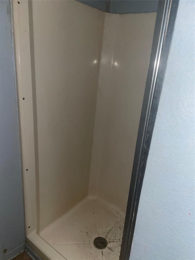 844 1st St SW, Paris, TX 75460 - full bathroom featuring a stall shower