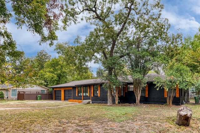 single story home with a front lawn