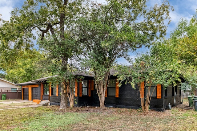 view of front facade featuring a front lawn and a garage