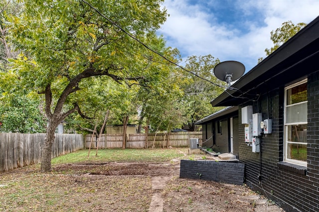 view of yard with cooling unit