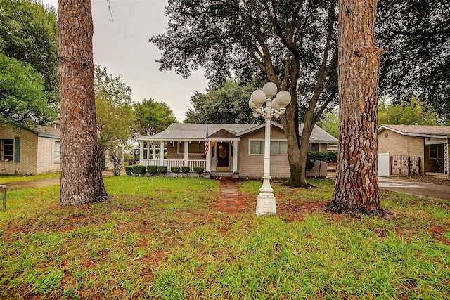 view of front facade featuring a front lawn and a porch