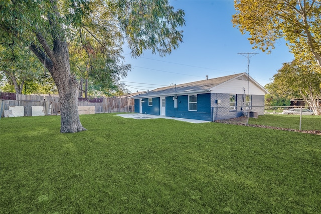 view of yard with a patio