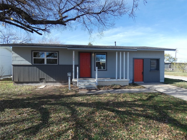 single story home featuring a front yard