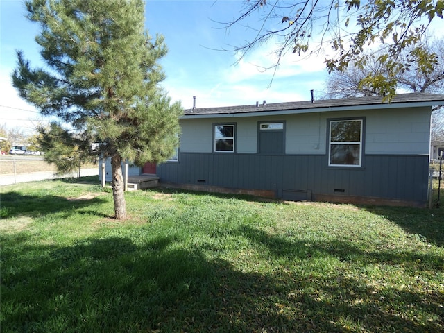 back of house featuring a yard