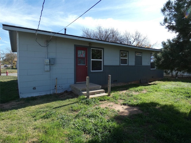 single story home featuring a front yard