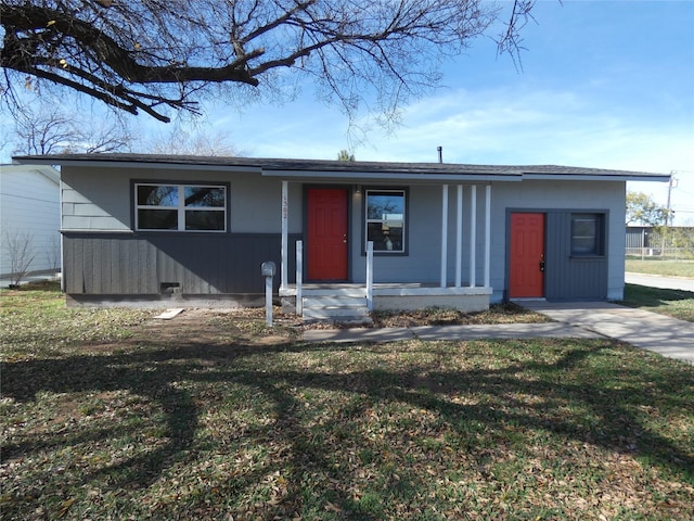 single story home with a front lawn