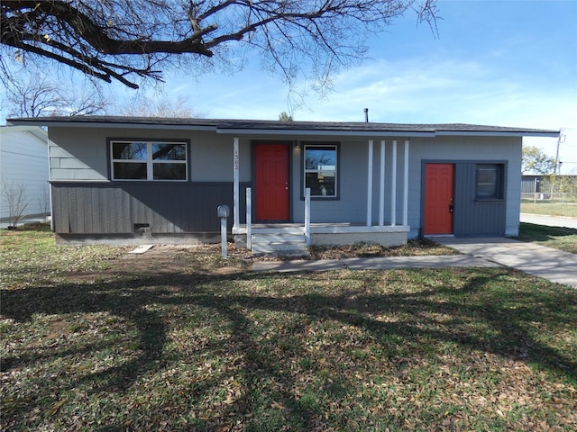 view of front facade with a front yard