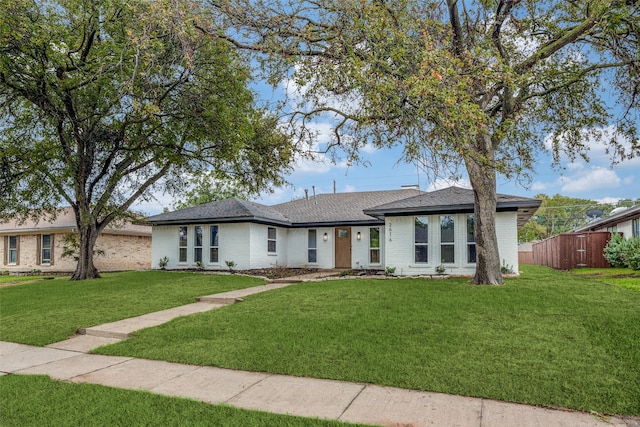 ranch-style house featuring a front yard