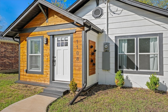 property entrance featuring a yard