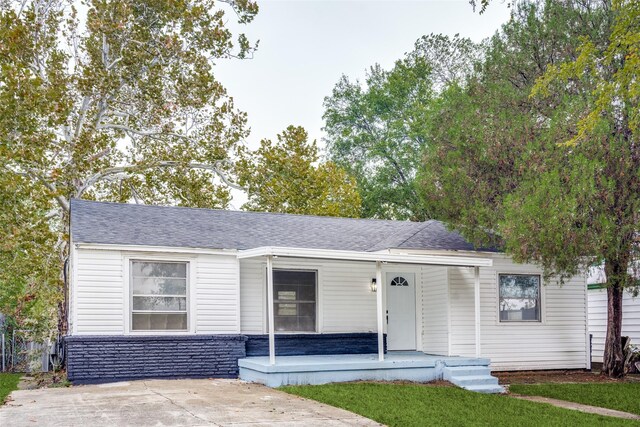 view of front of home with a porch and a front lawn