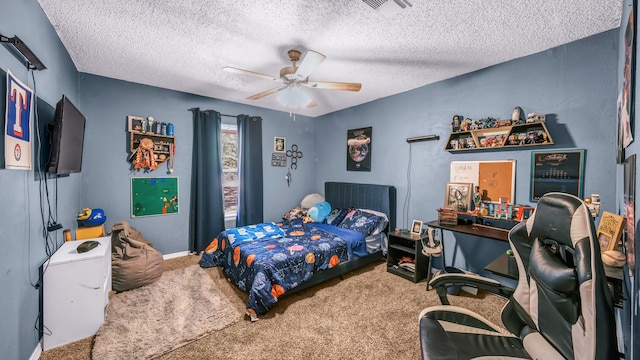 bedroom with ceiling fan, a textured ceiling, and carpet