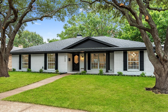 single story home with a front lawn