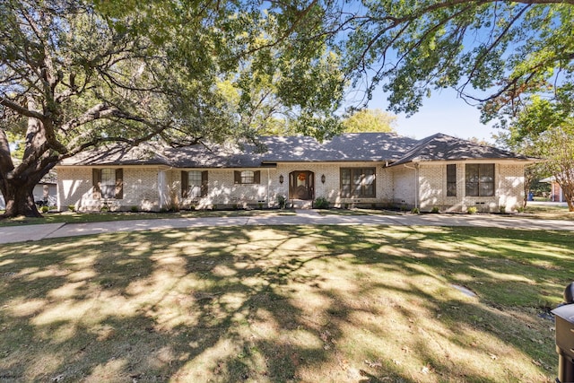 single story home featuring a front yard