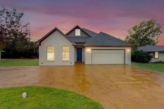 view of front facade with a garage and a yard