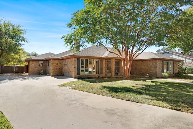 ranch-style home featuring a front lawn