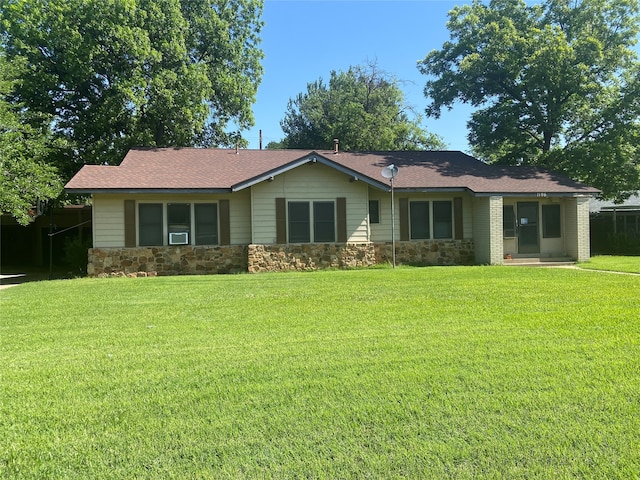 single story home with a front lawn