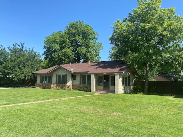 view of front of house featuring a front lawn