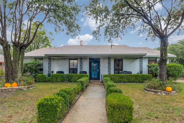 ranch-style home featuring a front lawn