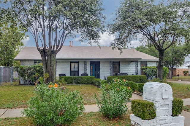 ranch-style home featuring a front lawn