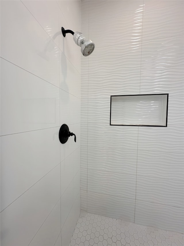 bathroom featuring tiled shower