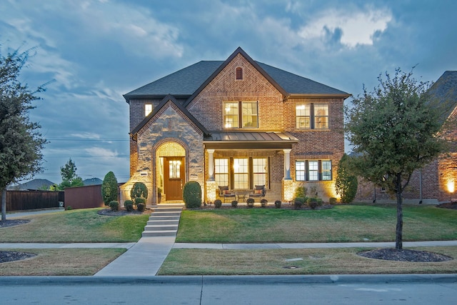 view of front facade featuring a lawn