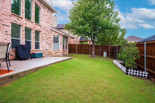 view of yard with a patio area