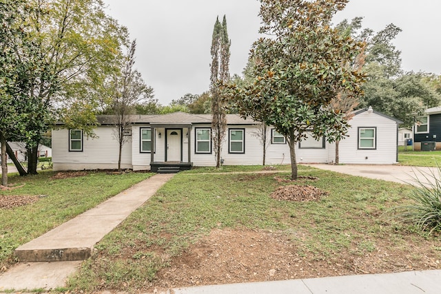 single story home featuring a front yard