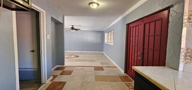 foyer featuring ceiling fan and crown molding