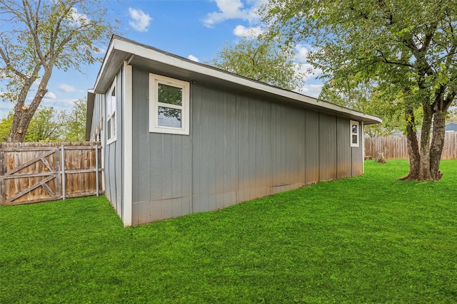 view of side of property featuring a lawn