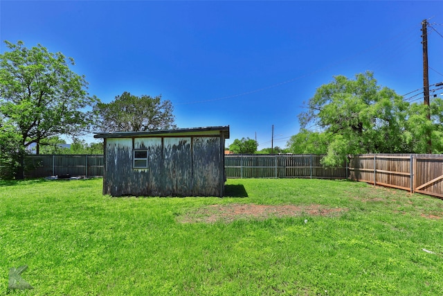 view of yard featuring a storage unit