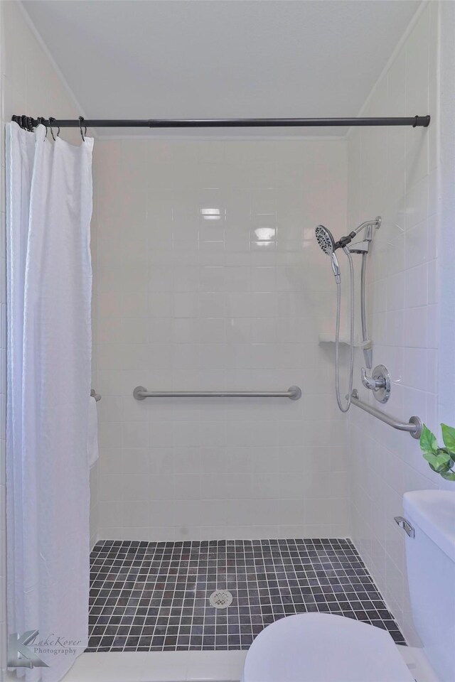 bathroom featuring a shower with curtain and toilet